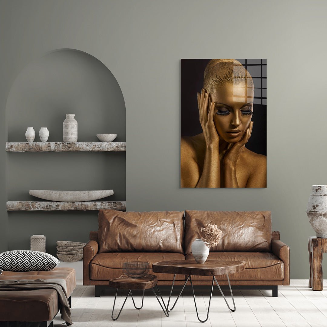 Dame in goud glasschilderij interieur